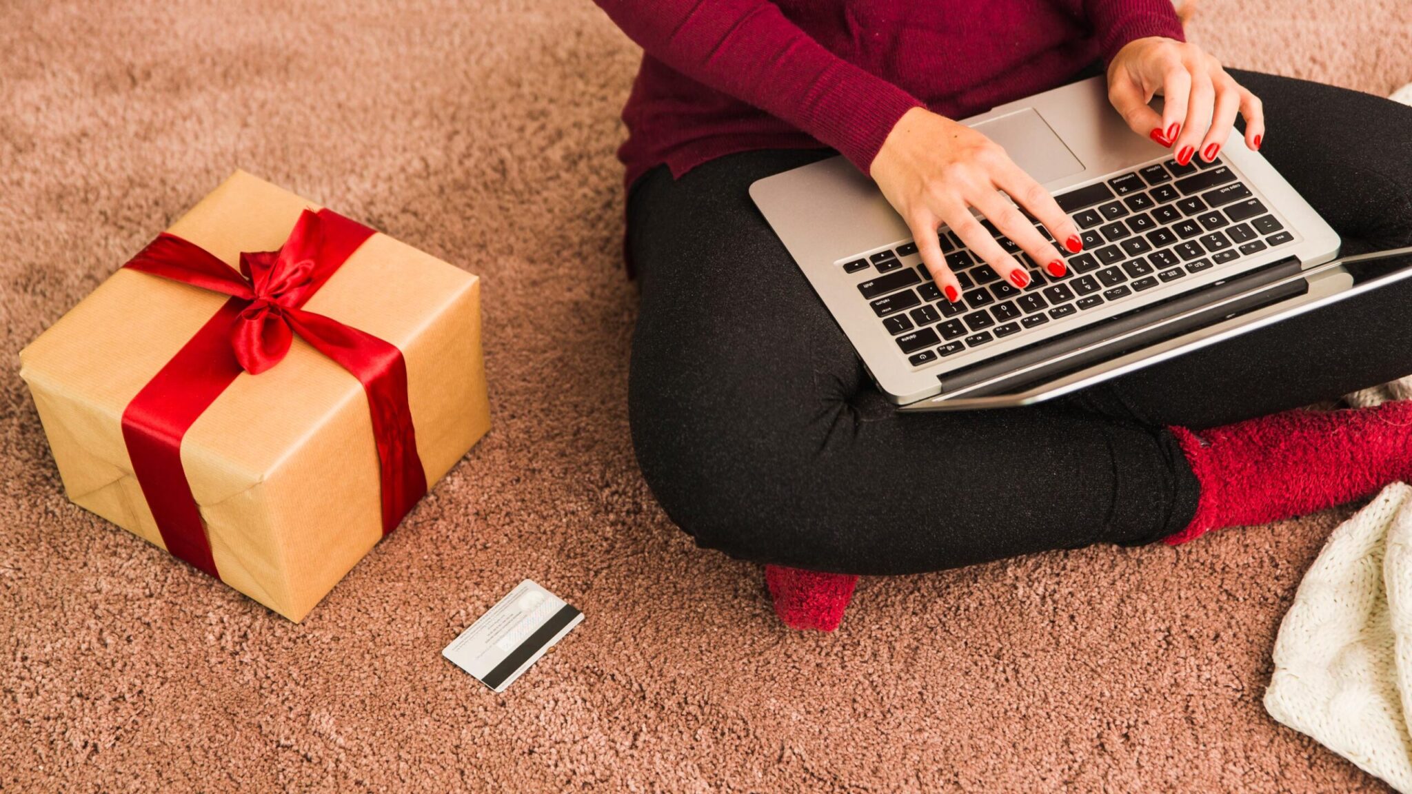 Geschenk und Laptop beim Online-Shopping